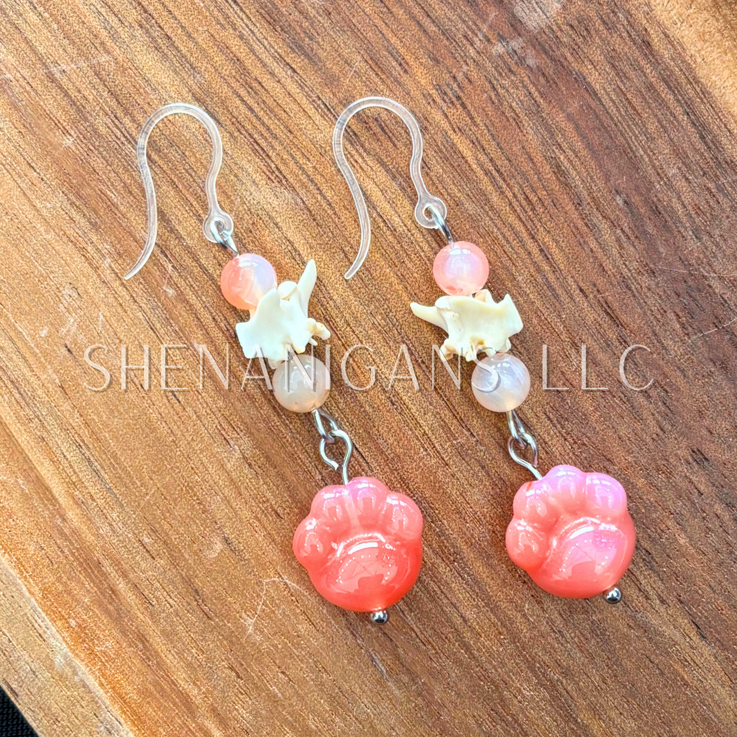 Yuanyuan Agate Puffy Paw Print Earrings with Rattlesnake Vertebrae